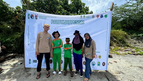 SLB Huntap Ikut Sukseskan Palu Hijau Pesisir 2025 di Pantai Tondo